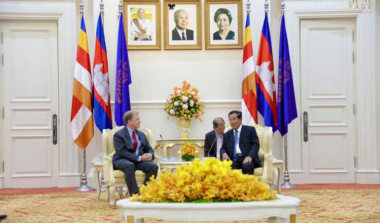 Thủ tướng Campuchia Hun Sen gặp Đại sứ Mỹ tại Campuchia Patrick Murphy hôm 21/11.
