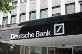 Cổ phiếu Deutsche Bank sụt giảm, dấy lên lo ngại về khủng hoảng ngành ngân hàng