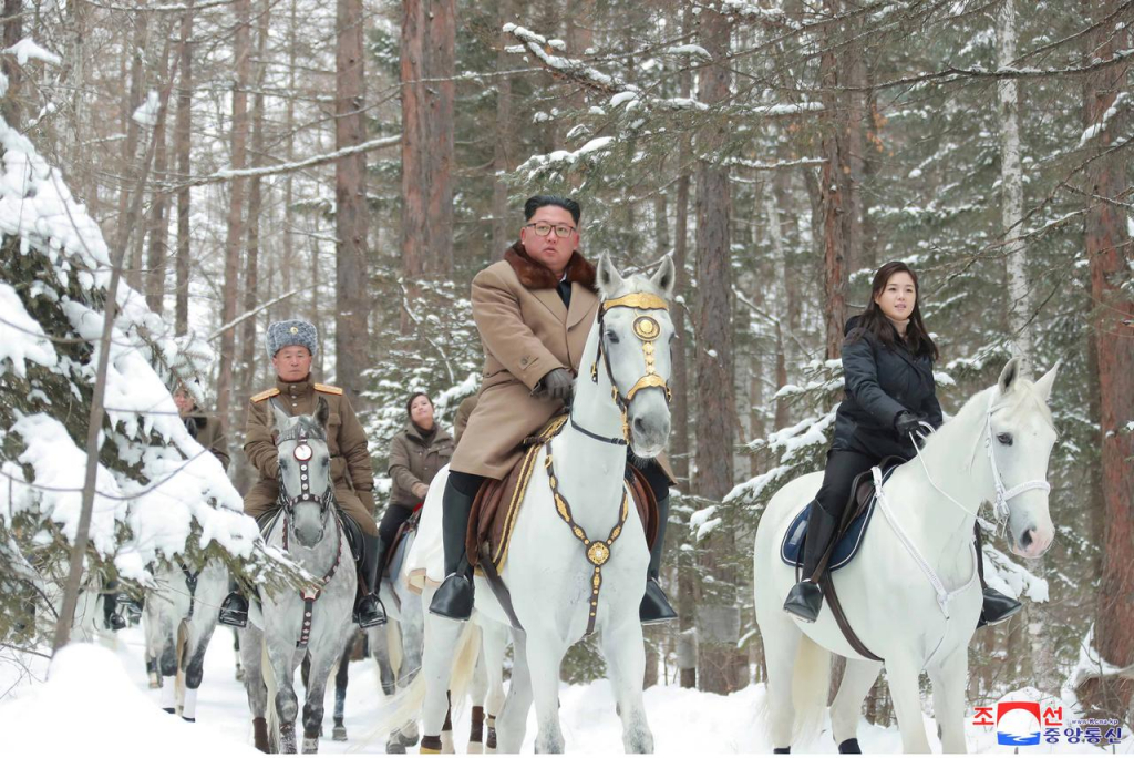 Lãnh đạo Bắc Hàn Kim Jong-un lại cưỡi ngựa trắng thăm núi thiêng Trường Bạch.
