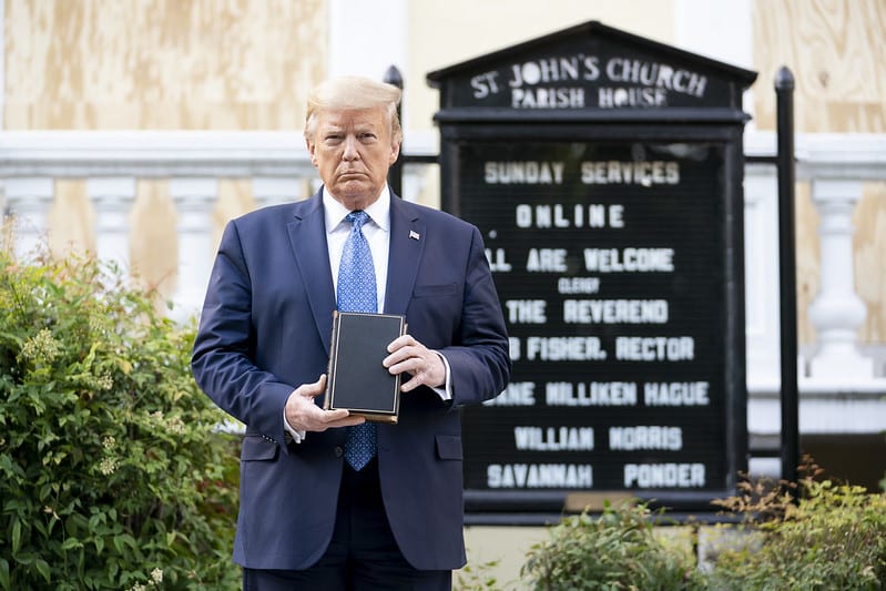 Tổng thống Trump đứng trước Nhà thờ St. John và cầm cuốn Kinh Thánh.
