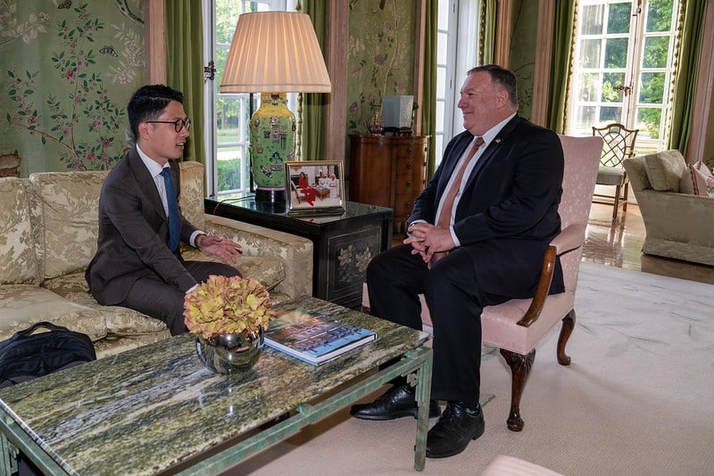 Ngày 21/7 Ngoại trưởng Mỹ Pompeo (phải) đã gặp cựu chủ tịch tổ chức Demosistō Hồng Kông La Quán Thông (trái), cùng trao đổi về tình hình ở Hồng Kông sau khi ĐCSTQ thúc đẩy Luật An ninh Quốc gia.