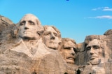 Núi Rushmore nổi tiếng của Mỹ, từ trái qua phải là các cựu Tổng thống Mỹ: George Washington, Thomas Jefferson, Theodore Roosevelt và Abraham Lincoln. (Ảnh: Jess Kraft / Shutterstock).
