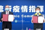 Bộ trưởng Y tế Mỹ Alex Azar và Bộ trưởng Y tế Đài Loan Chen Shih-chung.