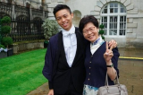 Bà Lâm Trịnh Nguyệt Nga (phải) và con trai thứ Lâm Ước Hy. (Ảnh từ Facebook của bà Lâm).