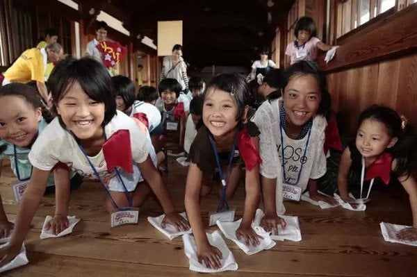 Học sinh tiểu học và cấp hai ở Nhật có một môn học bắt buộc có tên là “Kỹ năng lao động”.