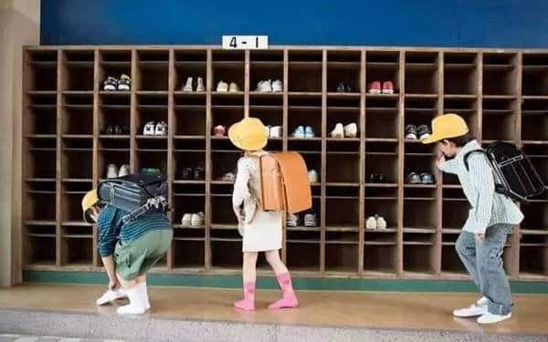 Trước khi vào lớp, học sinh Nhật đều phải thay sang giày phù hợp hoặc mang bao giày.