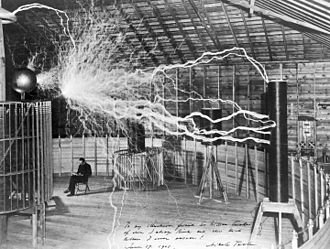 Bức ảnh phơi sáng dài mô tả cảnh Tesla đang thí nghiệm với các tia sét do chính ông tạo ra (ảnh: The Century Magazine)