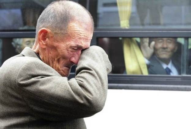 Hình ảnh 2 anh em, một người người ở Triều Tiên, một người ở Hàn Quốc đoàn tụ sau hàng chục năm xa cách vào năm 2010. Trong ảnh là giây phút chia ly của hai người khi trở về đất nước làm xúc động lòng người. (Ảnh: Imgur.com)