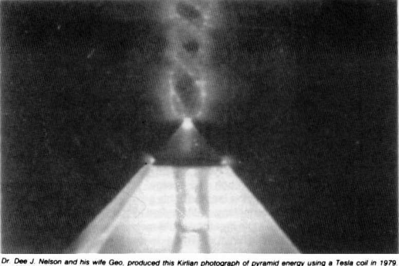 Bức ảnh chụp năng lượng của một mô hình kim tự tháp do Tiến sỹ Dee J. Nelson và vợ chụp vào năm 1979 (ảnh: 369universe.com)
