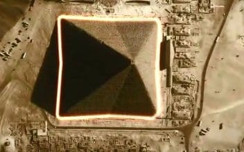 Góc chụp tại đúng thời điểm với độ sáng phù hợp cho thấy kim tự tháp này là những khối 8 mặt chứ không phải 4 mặt như thường nhìn thấy. (ảnh: Ancient Code)
