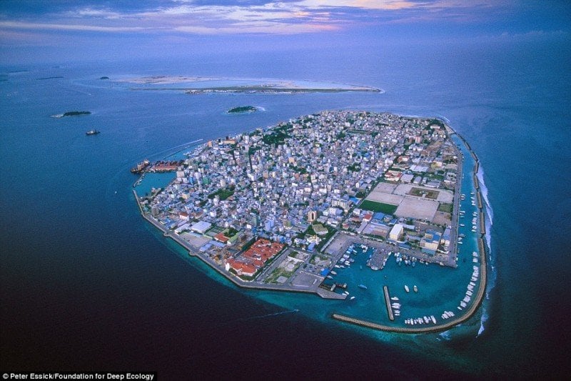 Đảo Maldives, một địa điểm nghỉ dưỡng nổi tiếng hiện đang bị đe dọa bởi mực nước biển gia tăng