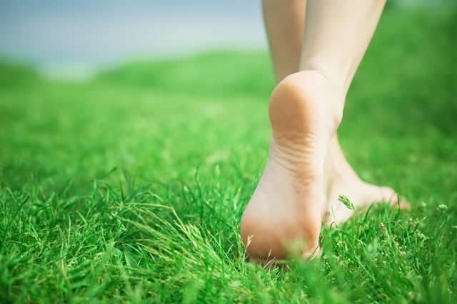 7 lợi ích không ngờ khi bạn đi bộ bằng chân trần