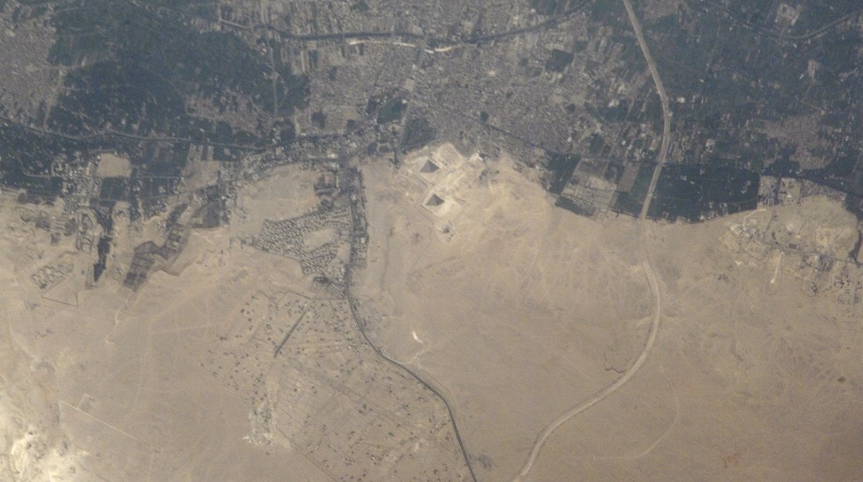 Ảnh chụp kim tự tháp Giza từ vệ tinh (Ảnh: NASA)
