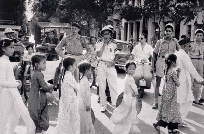 Khoanh tay xin qua đường đã từng là văn hóa giao thông của trẻ em Việt