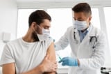 Tình hình COVID-19: EU “bật đèn xanh” tiêm mũi vắc-xin thứ 4