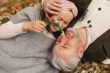 Cặp vợ chồng trên 90 tuổi bên nhau 72 năm chia sẻ bí quyết hôn nhân bền lâu
