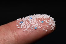 Nghiên cứu: Chúng ta tiếp xúc 24.000 hạt vi nhựa mỗi ngày chỉ riêng tại phòng khách