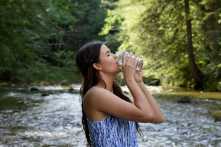 Uống nhiều nước là bổ thận hay hại thận? 4 kiểu uống nước nên tránh