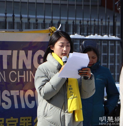 Canada: Sinh viên TQ họp báo trước lãnh sự quán TQ, yêu cầu trả tự do cho mẹ