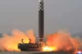 Triều Tiên phóng 3 tên lửa trong ngày tuyên bố bùng phát ca COVID đầu tiên