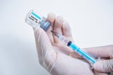 Chính quyền Biden khuyến nghị tiêm mũi vắc-xin COVID tăng cường hàng năm