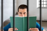 tù nhân đọc sách