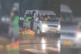 Vụ khách vứt áo mưa xuống đường ở Phú Quốc: Tài xế bị tước bằng lái 2 tháng