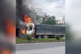 Tiền Giang: Xe tải bốc cháy khi đổ dốc, tài xế cầm lái thêm 300m mới thoát thân