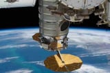 Tàu vũ trụ Mỹ lần đầu tiên nâng thành công trạm ISS