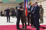 Bức ảnh ông Macron ôm ông Zelensky dấy lên nhiều bàn luận