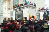 Sri Lanka bắt giữ các nhà lãnh đạo biểu tình và gia hạn tình trạng khẩn cấp
