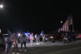 Đám đông ủng hộ ông Trump tập trung bên ngoài Mar-a-Lago sau cuộc đột kích của FBI