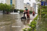 Áp thấp nhiệt đới gây mưa “kỷ lục”: Phố ở Hà Nội lại ‘hóa’ thành sông