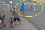 Video người đàn ông cứu bé gái khỏi đâm vào cột đèn trong tíc tắc