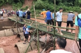Cầu tạm bị lũ cuốn, huyện miền núi Điện Biên làm cầu tre cho học sinh đi khai giảng
