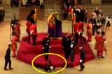 [VIDEO] Người lính ngã sấp khi đang canh giữ linh cữu Nữ hoàng Anh