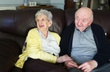 Người mẹ 98 tuổi chuyển đến viện dưỡng lão để chăm sóc cậu con trai 80 tuổi