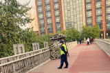 Bắc Kinh gấp rút tuyển “người gác cầu” sau vụ giăng biểu ngữ phản đối ông Tập