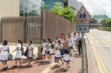 Hồng Kông: 14 học sinh vi phạm “Luật an ninh quốc gia” vì không kịp chào cờ?