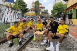 Quán cà phê để dàn cầu thủ Dortmund ngồi check-in trên đường ray sẽ bị phạt