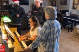 Ông già Noel tặng đàn piano 15 nghìn USD cho giáo viên hoàn cảnh khó khăn