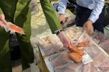 Gần 1,2 tấn ức vịt, cánh gà dán tem Trung, không nguồn gốc tại một cửa hàng ở Hà Nội