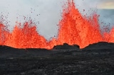 Du khách đổ xô đi ngắm kỳ quan núi lửa Mauna Loa phun trào