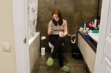 Tác hại khôn lường khi sử dụng điện thoại lâu trong nhà vệ sinh