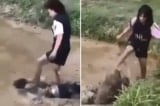 Thanh Hóa: Nữ sinh lớp 9 đánh nhau trước cổng trường, đạp mặt xuống bùn