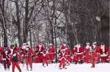 Hơn 300 ông già Noel trượt tuyết gây quỹ từ thiện 