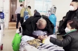 Bệnh viện Bắc Kinh thiếu giường bệnh, bệnh nhân ngồi xe lăn hít thở oxy