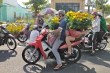 Không khí ngày 30 Tết ở chợ hoa nhỏ ven đường tại thành phố Sa Đéc (Đồng Tháp)