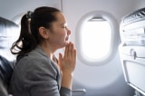 Tiếp viên hàng không được khen ngợi vì cử chỉ ấm áp trấn an hành khách đang lo lắng