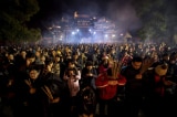 Giới trẻ Trung Quốc chen nhau đi chùa thắp hương vì áp lực sinh tồn cao